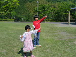 紙飛行機で遊ぶ娘（5歳）と息子（10歳）