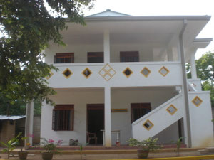 Eliya´s Bungalow (Krankenstation im Erdgeschoß + Vorratsraum im ersten Stock)