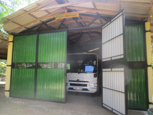 Eliya´s Schul- und Kindergartenbus in der Garage