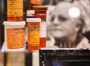 Flaconi di pillole da prescrizione trovate sulla scena della morte di Truman Capote in mostra nell'Haunted Museum di Zak Bagans.
