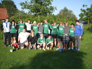 Nach dem erfolgreichen Trainingswochenende ließen die Handballer bei Sonnenschein den Tag locker ausklingen.