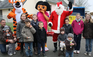 Les enfants ont pris plaisir à poser au côté de Tigrou, Dora et le Père Noël, pour une belle photo souvenir.