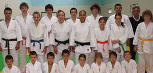 Encadrés par David Bizouarn et Rémi Paugam, les judokas de 7-10 ans, accoupis ; debout, les 11 ans et plus