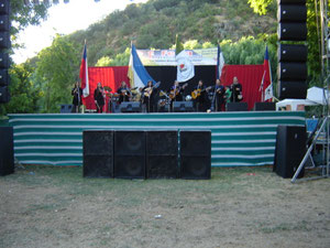 Sitas tocando en el escenario del "Parque los Tacos" de Coltauco