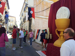 Momento de la decoración de la calle.
