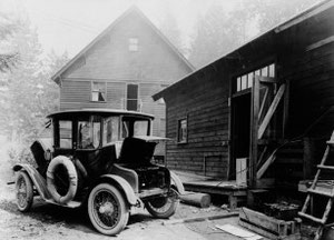 Ein Elektroauto wird an der Steckdose geladen, Detroit 1919