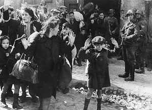 Aufstand im Warschauer Ghetto, Mai 1943, jüdische Zivilbevölkerung mit Gewalt aus einem Bunker geholt - Aus dem Bericht von Jürgen Stroop an Heinrich Himmler