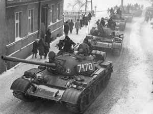 Kriegszustand in Polen, 13 Dezember 1981. Panzer auf den Strassen.