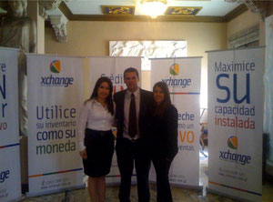 Alfonso Abril, Gerente General de Xchange Guatemala junto a su equipo de trabajo, durante la presentación a la prensa.