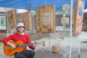 Musiker spielt auf dem Kunstmarkt
