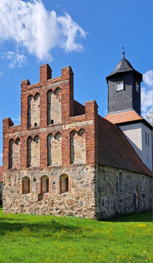 Eine alte Dorfkirche auf einer Wiese