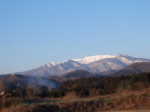 朝方、窓から望む蔵王連峰の輝いている！