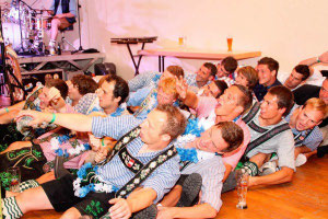 "Linkskurve": Der 1.FC rockt die Bühne in Öflingen  @badische zeitung