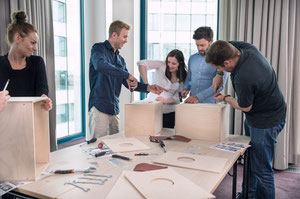 Teamgeist Cajón Event = bauen + gestalten + trommeln