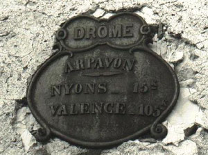 Cette plaque kilometrique qui se trouvait à l'entrée du village a disparue il y a quelques années, alors si par hasard...... !