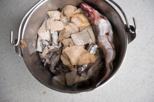 ラッコがケアを受けているアラスカシーライフセンターでは、貝、イカ、ポロック（白身魚）が入ったバケツが用意されている。2016年5月3日。シーライフセンターにいるラッコのほとんどは1日に5~7パウンド（2.25~3.15kg）食べる。Marc Lester / ADN