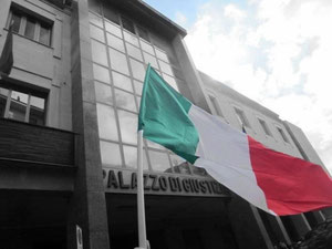 Manifestazione del 24 febbraio 2012. Risuonano le note dell'Inno di Mameli quando il corteo si ferma davanti al Palazzo di Giustizia.