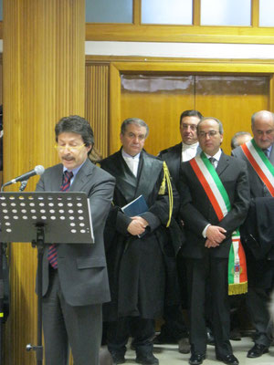 Cerimonia di inaugurazione dell'anno giudiziario presso la Corte di Appello di Caltanissetta del 28 gennaio 2012 - L'intervento del rappresentante del CSM. Sullo sfondo i Sindaci di Troina e di Nissoria.