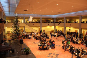 Die weihnachtlich dekorierte Aula des Gymnasiums am Tag vor den Weihnachtsferien