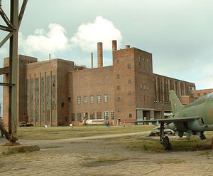 Das gewaltige Kraftwerk der ehemaligen Heeres-Versuchsanstalt beherbergt heute das Historisch-Technische Museum. Foto: Wikipedia