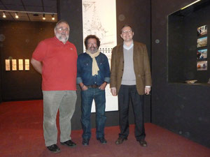 Bernard Vernochet devant ses oeuvres à la Halle au blé de Granville, avec Jean-Marc Julienne, conseiller général, et avec moi