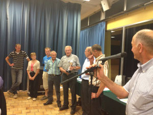 Prix intercantonal remis par M.Cahorel, président du concours d'arrondissement, à M.Lebouvier président du comice agricole de Brécey-Saint-Pois: cocorico!