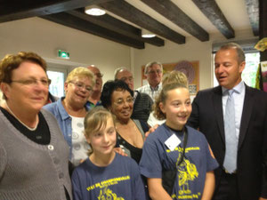 Jean-François Husson, sur la droite, avec Andréa et Paola, du conseil municipal des jeunes, et des membres du club des retraités au Moulin des générations de Champigneulles