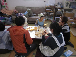 疲れてソファーで寝ている人は?こちらも牧師です・・・