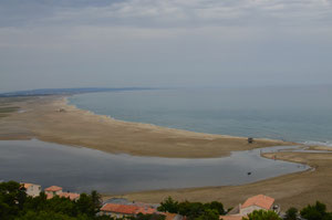 Devant : le Golfe du Lion