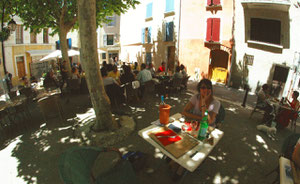 En attendant le gigot de Sisteron sur la place Marcel Pagnol