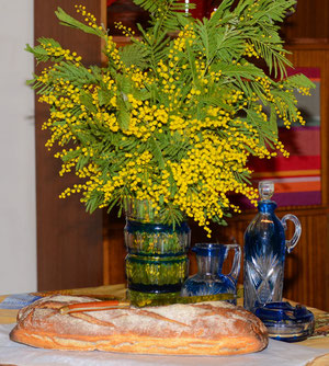 Jaune mimosa et bleu intense "made in Val Saint-Lambert" pour la mise en scène