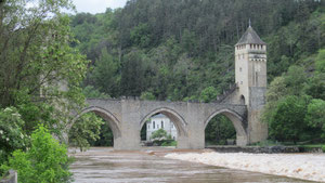 Les eaux du Lot en crue charrient de la boue rouge