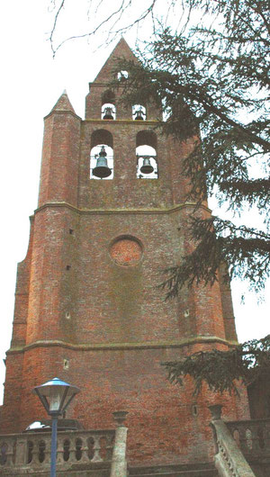 Plein de cailloux sur le clocher de Nailloux