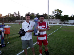 Paulo Maia entregando o troféu de vice campeão do Sete Máster ao capitão Valdir Aguirre do Riachuelo.