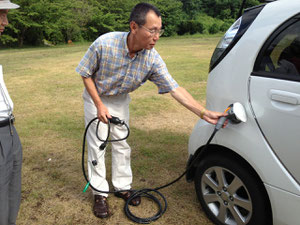 電気自動車（i-MiEV）を体験中