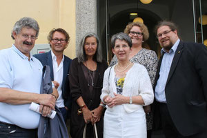 V.l.n.r.: Vizebgm. Gottfried Haselmayer, Dir. Mag. Hans-Peter Wipplinger, Elfie Semotan, Nationalratspräsidentin Mag.a Barbara Prammer, Andrea Bergmaier, GR Mag. Klaus Bergmaier. Foto: zVg