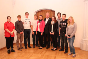 Die Kremser Schulsprecherinnen und Schulsprecher kamen ins Kremser Rathaus zum Gespräch mit Bürgermeister Dr. Reinhard Resch. Foto: Stadt Krems