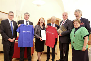 Humorvoll nahmen der franz. Botschafter Stefane Gompertz und der Botschaftsattaché für Wissenschaft und Hochschulkooperationen Dr. Jean-Luc Steffan die Krems-T-shirts als Erinnerungsgeschenk entgegen. Foto: Stadt Krems.