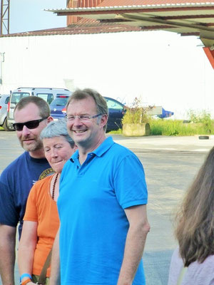 Besuch vom Ersten Bürgermeister Kuchlbauer (r) der Gemeinde Oberschleißheim beim Seniorennachmittag des Ikarus Luftsportclub. Bild: Lohberger
