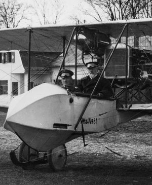 Prinz Leopold v. Bayern als Gast im Otto-Doppeldecker (hinten)