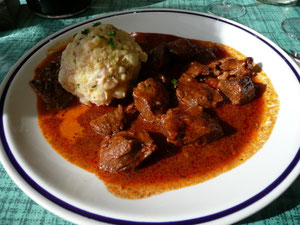 Gulasch mit Speckknödel