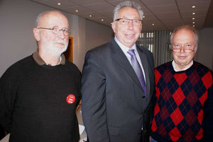 Wilfried Arendmeyer(lk) und Horst Franke (re) hatten MdB Klaus Brandner zur Diskussion mit der AG 60 Plus der SPD in OWL eingeladen