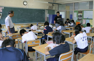 数学のクラスに参加する萩原さんとジョセッペさん
