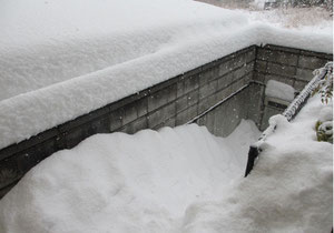 *またまた大雪で埋没してしまった家の外階段。誰も出れない、入れない(*_*)