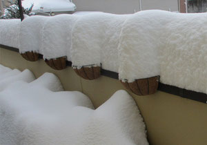 朝起きたら2階ベランダが大雪オブジェ!