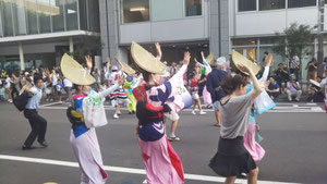 8月6日市役所前 仙台ラジオシティ(仮称)の四国応援の阿波おどり