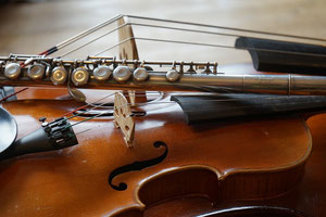 Klingt schön zusammen: Flöte und Geige. Quelle: Pixabay
