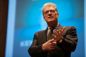Door Sebastiaan ter Burg - Flickr: Sir Ken Robinson @ The Creative Company Conference, CC BY-SA 2.0, https://commons.wikimedia.org/w/index.php?curid=14534304