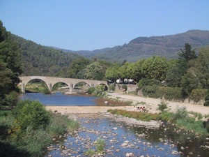 Le Pont Vieux à St Jean du Gard (vu du Pont Neuf)