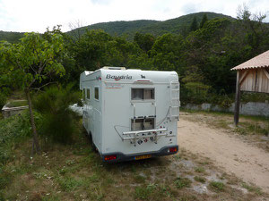 L'arrière du Manouche (à droite, l'abri camping-car).